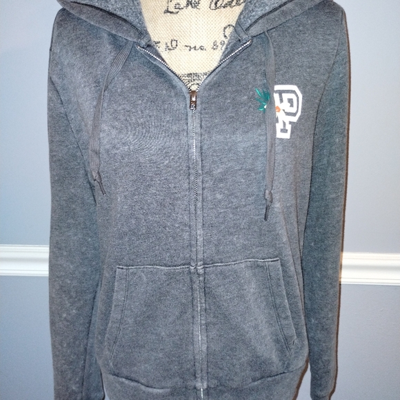 Full zip - Picture 2 of 9